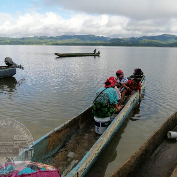 Fabricación del Bote por los Gunas de Madugandí
