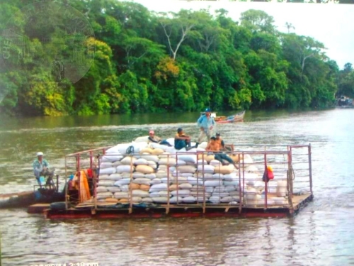Hermosa Barcaza Puerto Coquira antes se daba con mayor frecuencia el cruce y transporte de arroz-Maíz y Madera en barcazas
