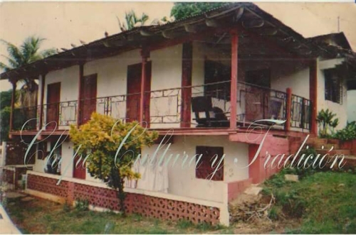 Hermosa casa de dos altos, en la peñita