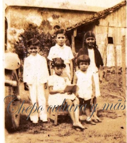 1940 niños en la plaza de Chepo, posiblemente sean familia de la señora Eloina De León.