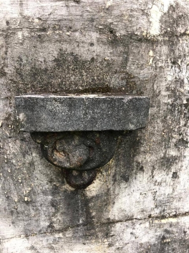 Donde se colocaba el agua Bendita.