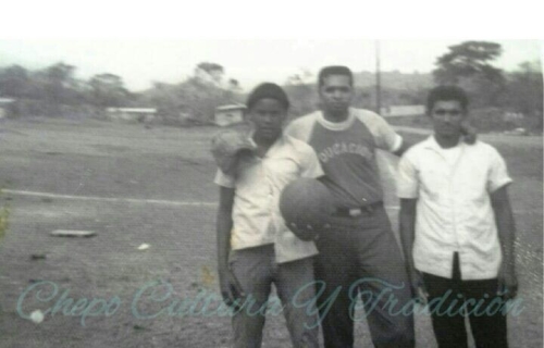 Mauricio Mauro Jaén presidente de la Junta Local en Loma del rio recibiendo implementos deportivos1977, de parte de Juan Francisco Barahona.