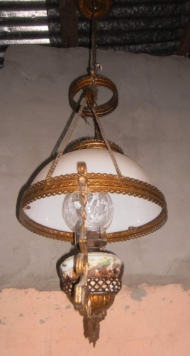 Lampara antigua del 1870 reposa en Chepo.