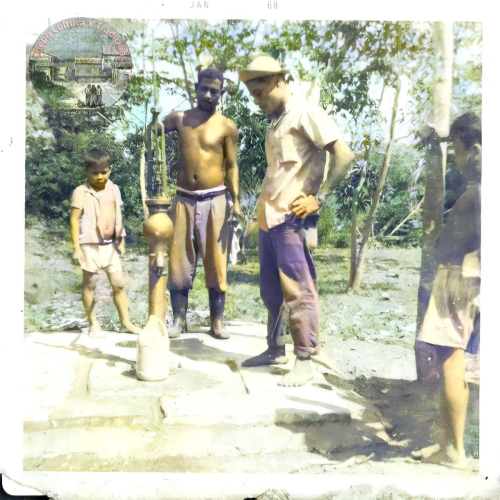 1969-el-senor-Nelito-Mosquera-y-vecinos-de-Las-Margaritas-prueban-las-llamadas-plumas-de-cacho-que-vinieron-a-aliviar-la-necesidad-de-agua-en-las-comunidades.